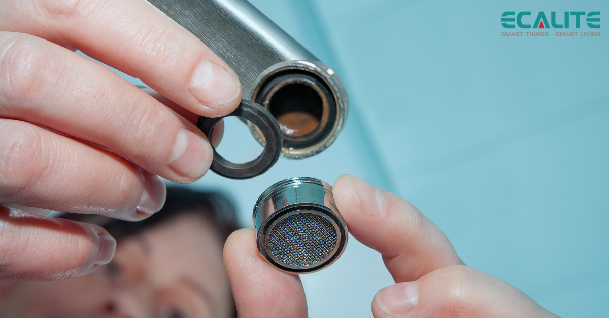 Kiểm tra ốc trong vòi rửa chén